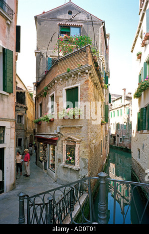 Un edificio straordinario infilata tra un canale e una strada stretta a Venezia Italia Foto Stock