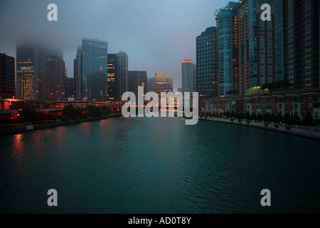 La nebbia di mattina e del fiume Chicago Chicago Illinois Foto Stock