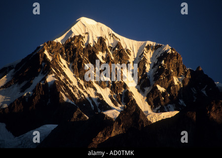 Monte Illimani North Peak splendente al sole del tardo pomeriggio, Cordillera Real, Bolivia Foto Stock