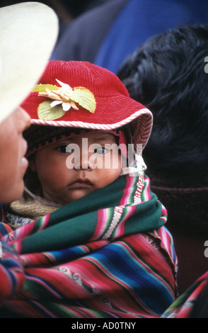 Close up di lady che porta il suo bambino, La Paz, Bolivia Foto Stock