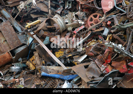 Un enorme mucchio di rottami di metallo in un junkyard Foto Stock