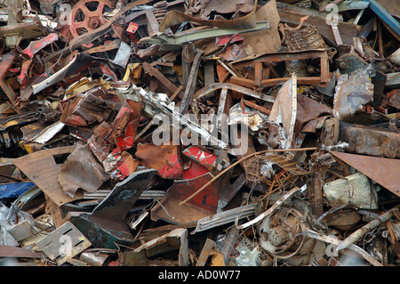 Un enorme mucchio di rottami di metallo a junkyard Foto Stock