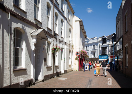 L uomo e la donna camminando per strada pedonale nel centro di Abergavenny Wales UK Foto Stock