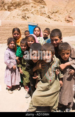 L'Afghanistan, tra Chakhcharan e marmellata, piccolo villaggio vicino Pal-Kotul-i-Guk, Aimaq bambini Foto Stock