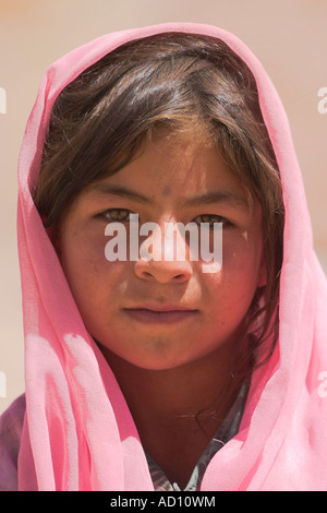 L'Afghanistan, tra Chakhcharan e marmellata, piccolo villaggio vicino Pal-Kotul-i-Guk, Aimaq ragazza Foto Stock