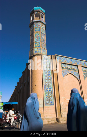 Afghanistan, Herat, onorevoli colleghe che indossa il blu burqa oltrepassando la Moschea del Venerdì o Masjet-eJam Foto Stock