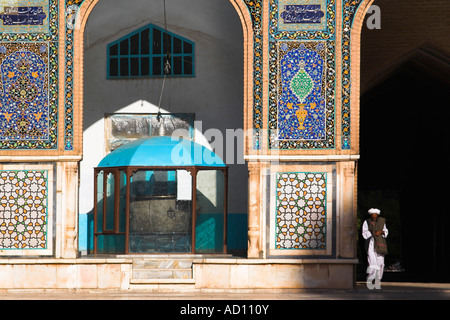 Afghanistan, Herat, Moschea del Venerdì o Masjet-eJam, il cortile, Bronzo couldron Foto Stock