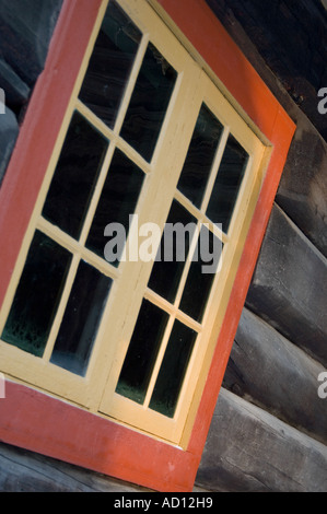 Piccola finestra vetrata di casa in legno a Norsk Folkesmuseum su Bygdoy, Oslo, Norvegia Foto Stock