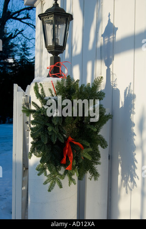 Tradizionale struttura ad albero di natale decorazione ghirlanda, appeso sul white Picket Fence di una casa a Oslo, Norvegia Foto Stock