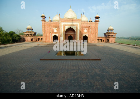In orizzontale ampia angolazione della pietra arenaria rossa Masjid moschea, parte del Taj Mahal complesso su una luminosa giornata di sole Foto Stock