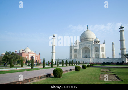 In orizzontale ampia angolazione del marmo bianco cupole del Taj Mahal e la pietra arenaria rossa Masjid moschee contro un luminoso cielo blu Foto Stock
