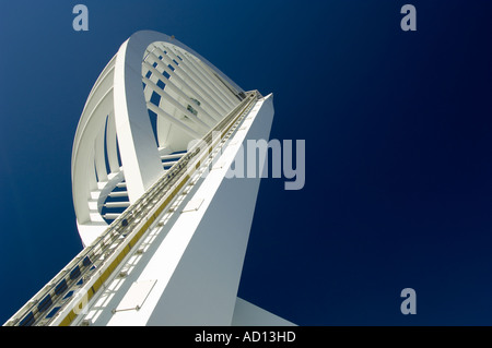 Guardando le Emirates Spinnaker Tower di Portsmouth Porto. Progettato da architetti di HGP, apertura nel mese di ottobre 2005. Foto Stock