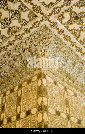 Verticale fino in prossimità dell'elegante mosiacs su soffitti e pareti della Jai Mandir Hall presso l'Ambra Palace. Foto Stock