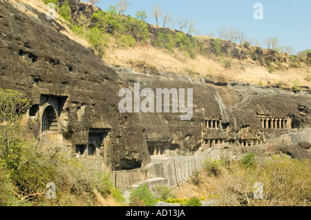 Orizzontale angolo largo attraverso il fiume Waghora valley contenente il buddista 30 grotte di Ajanta Foto Stock