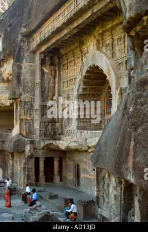 Verticale ampia angolazione di gli intagli e le sculture sulla facciata anteriore della Grotta 26. Foto Stock