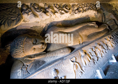 Orizzontale prospettiva compressa close up Parinirvana 'reclining Buddha' carving in grotta 26 Foto Stock