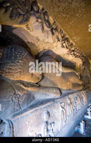 Verticale prospettiva compressa close up Parinirvana 'reclining Buddha' rock carving in cave 26. Foto Stock