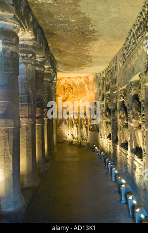 Compressa verticale in prospettiva del lungo viale di colonne scolpite e la decorazione all'interno di cave 26 a Ajanta Foto Stock