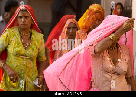 Ritratto orizzontale di un gruppo di donne indiane in sari colorati al Karni Mata Temple 'Tempio Rat' a Deshnoke. Foto Stock