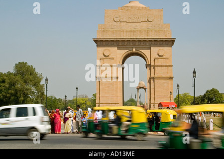 In orizzontale ampia angolazione del India Gate all'estremità orientale di Rajpath con riscio la guida passata. Foto Stock