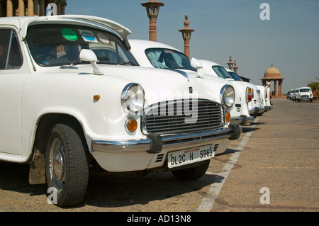 Vista orizzontale di una fila di ambasciatore bianco auto in perfetto stato parcheggiato al di fuori del governo edifici su Raisina Hill. Foto Stock