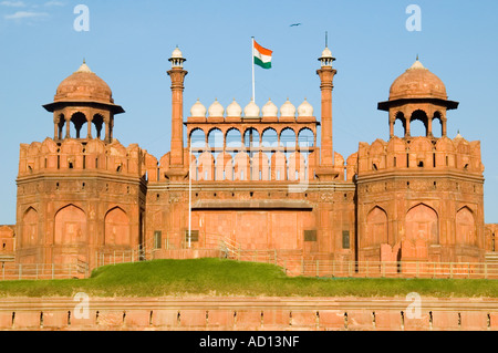 In orizzontale ampia angolazione della parte anteriore del Red Fort (Lal Qila) con la bandiera indiana battenti in una giornata di sole Foto Stock