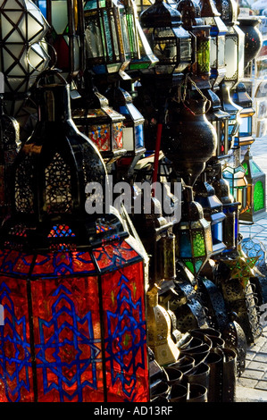 Vetro e lanterne in metallo per la vendita su un mercato in stallo in uno dei souk di Marrakech, Marocco. Foto Stock