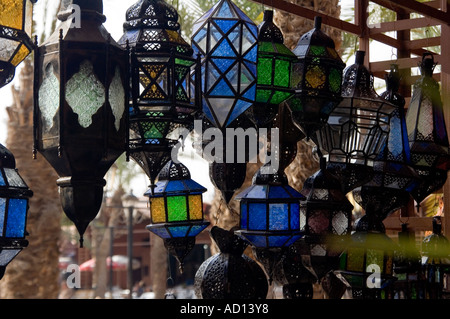 Vetro e lanterne in metallo per la vendita su un mercato in stallo in uno dei souk di Marrakech, Marocco. Foto Stock