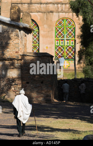 Etiopia Lalibela, vecchio uomo a camminare a Santa Maria di Sion vecchia chiesa Foto Stock