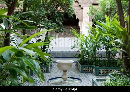 Cortile con giardino De La Bahia Palace all'interno della Medina di Marrakech, Marocco. Foto Stock