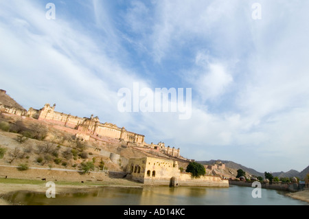 In orizzontale ampia angolazione della imponente Ambra Palace attraverso il lago Maota contro un cielo blu Foto Stock