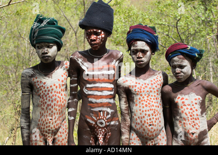 In Etiopia, a sud della valle dell'Omo, Mursi i ragazzi con il body painting Foto Stock