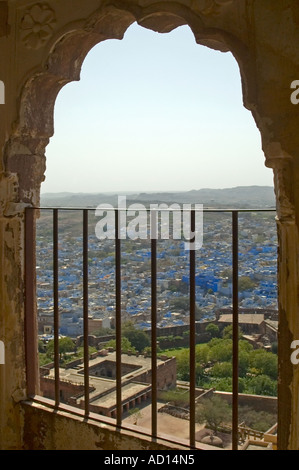 Elevazione verticale ampio angolo sopra la città di Jodhpur con varie case dipinte il distintivo blu indaco attraverso un arco Foto Stock