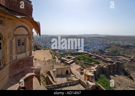 Sopraelevata orizzontale ampio angolo sopra la città di Jodhpur e il Palazzo Chokelao con il distintivo case blu nella distanza Foto Stock