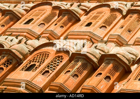 Angolare orizzontale fino in prossimità delle finestre sulla facciata anteriore del 'Hawa Mahal", vento Palace, a Jaipur. Foto Stock