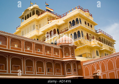 In orizzontale ampia angolazione del 'Riddhi Siddhi Pol gateway' e il 'Chandra Mahal" entro il palazzo della città complessa. Foto Stock