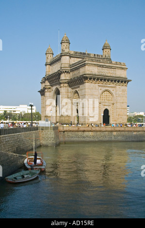 Vista verticale del Gateway of India si riflette nel porto nel sole del pomeriggio Foto Stock