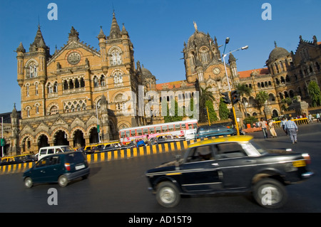 In orizzontale ampia angolazione del traffico e gente fuori Victoria Terminus 'Chhatrapati Shivaji Terminus' nel centro di Mumbai. Foto Stock