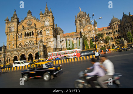 Orizzontale di ampio angolo di zoom del traffico passato il Victoria Terminus 'Chhatrapati Shivaji Terminus' durante le ore di punta in Mumbai Foto Stock