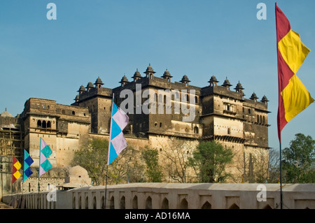 In orizzontale ampia angolazione della facciata anteriore del Raj Mahal e Jehangir palazzi in Orchha contro un cielo blu. Foto Stock