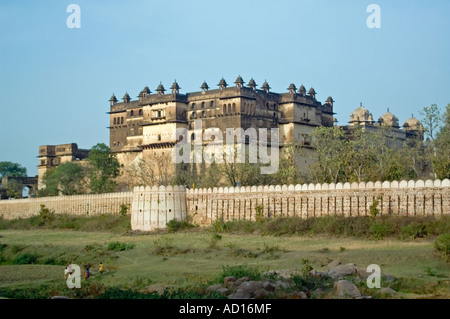 In orizzontale ampia angolazione della facciata anteriore del Raj Mahal e Jehangir palazzi in Orchha contro un cielo blu. Foto Stock