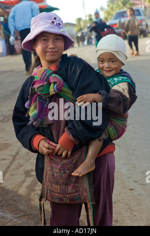 La madre e il figlio, Mae Salong, provincia di Chiang Rai, Thailandia Foto Stock