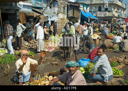 In orizzontale ampia angolazione di una tipica occupato il mercato indiano con la gente del posto per la vendita di frutta e verdura lungo la strada Foto Stock