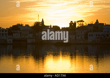 In orizzontale ampia angolazione del arancio luminoso Cielo di tramonto riflesso nel Lago di Pushkar. Foto Stock