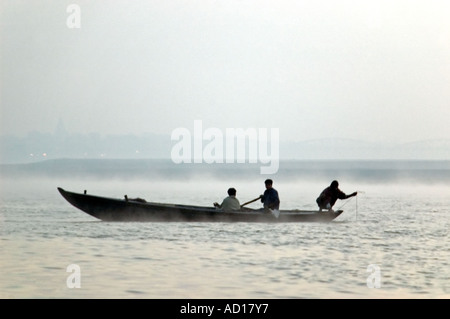 In orizzontale ampia angolazione di un inizio di mattina viaggio di pesca sulle misty fiume Gange. Foto Stock