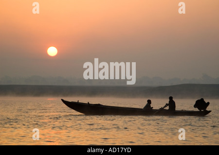 In orizzontale ampia angolazione di un inizio di mattina viaggio di pesca sulle misty fiume Gange. Foto Stock