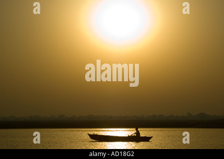 In orizzontale ampia angolazione di un inizio di mattina viaggio di pesca sulle misty fiume Gange. Foto Stock