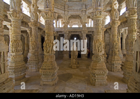 Foresta di intricate sculture di pilastri e gli archi all'interno del Adinatha tempio Jain. Foto Stock