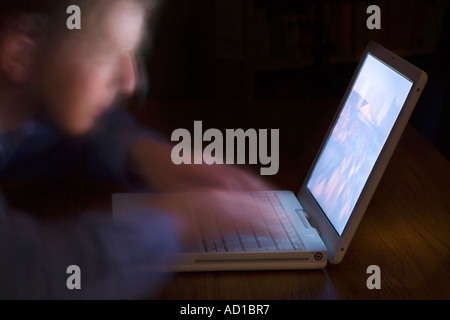Uomo con notebook di notte Foto Stock