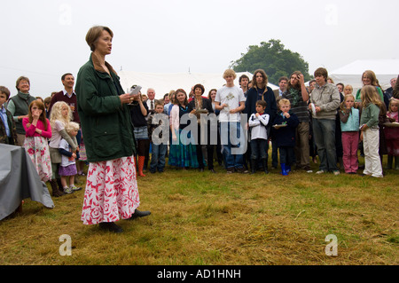 I genitori e gli ex alunni del Victoria Willis cavallo a dondolo vivaio Fettercairn Victoria affrontare la società Foto Stock